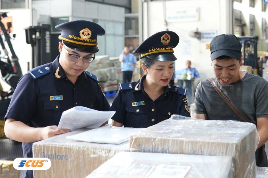 Cán bộ hải quan thực hiện kiểm tra, giấy tờ xuất xứ của hàng hóa xuất nhập khẩu
