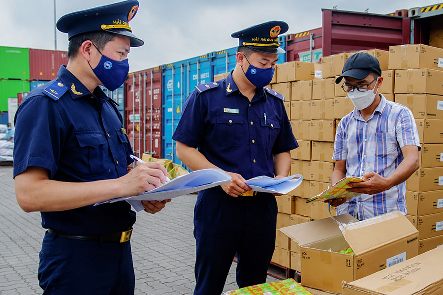 Cán bộ hải quan đang thực hiện kiểm tra truy xuất nguồn gốc hàng hóa