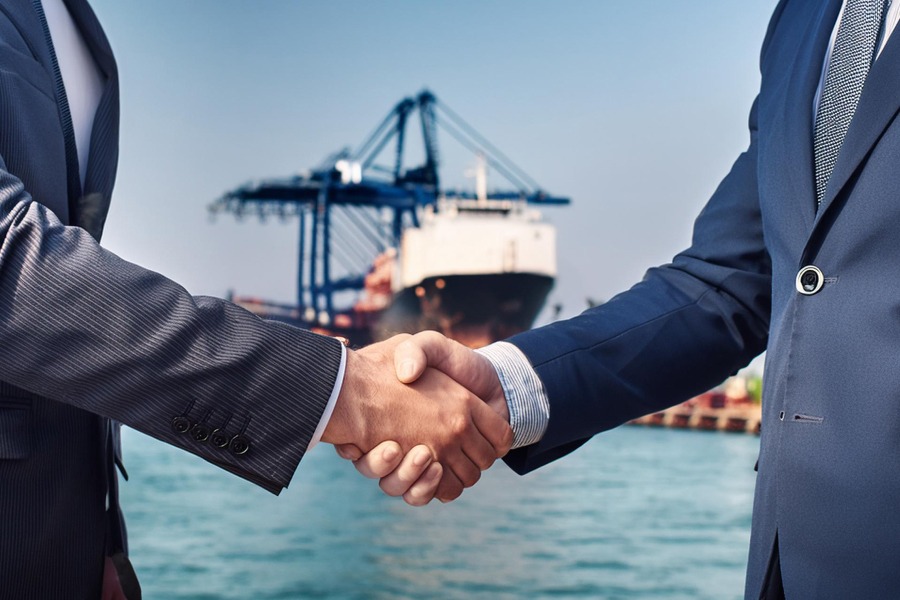 Cái bắt tay hợp tác, biểu tượng cho sự phối hợp quốc tế trong thực thi biện pháp phòng vệ.